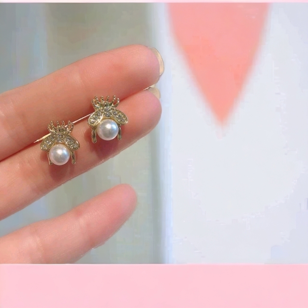 NEW! BEE faux pearl stud earrings - Picture 7 of 10